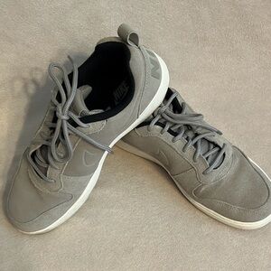 NIKE Men’s Gray Sneakers